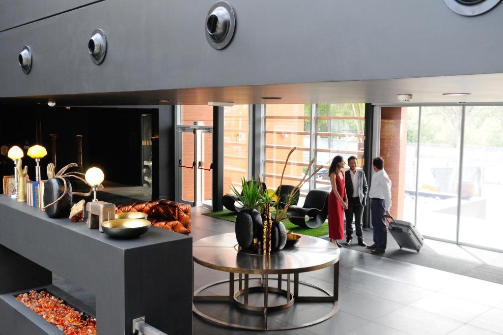 a group of people standing in a lobby at Evidencia Belverde Hotel in Amora