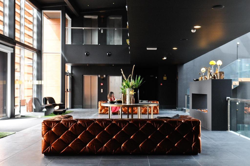 a living room with a couch and a table at Evidencia Belverde Hotel in Amora