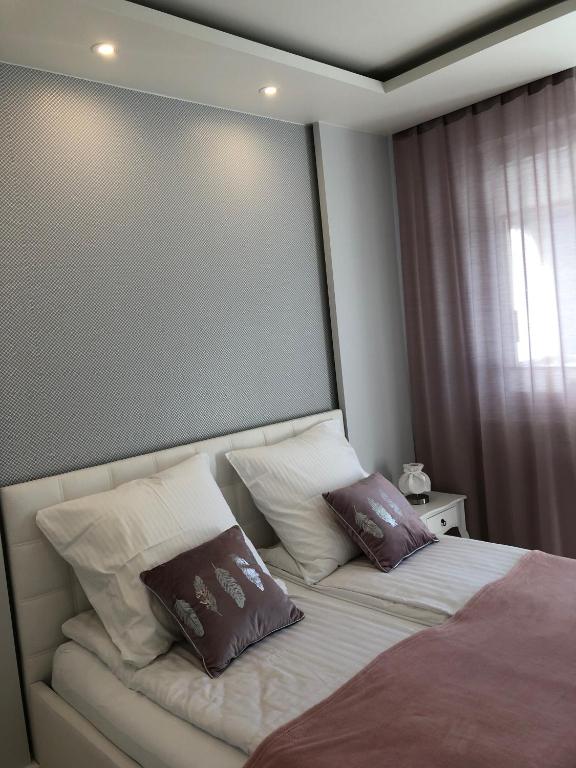 Posteľ alebo postele v izbe v ubytovaní APARTAMENT BLIŻEJ MORZA Sorrento z garażem