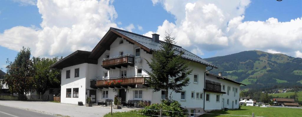 un edificio blanco con balcones en un lateral en Ferienhaus Dankl en Hollersbach im Pinzgau