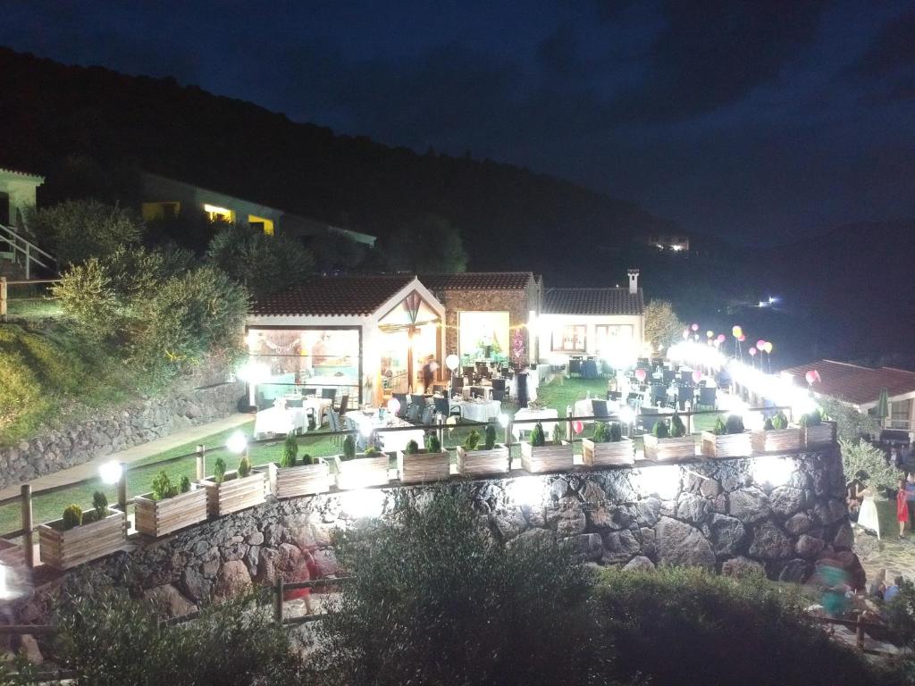 Nespecifikovaný výhled na hory nebo výhled na hory při pohledu z hotelu