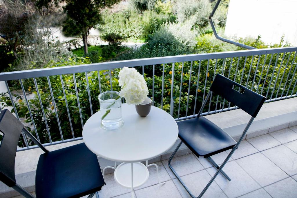 En balkong eller terrass på Best located executive apartment in Maroussi.