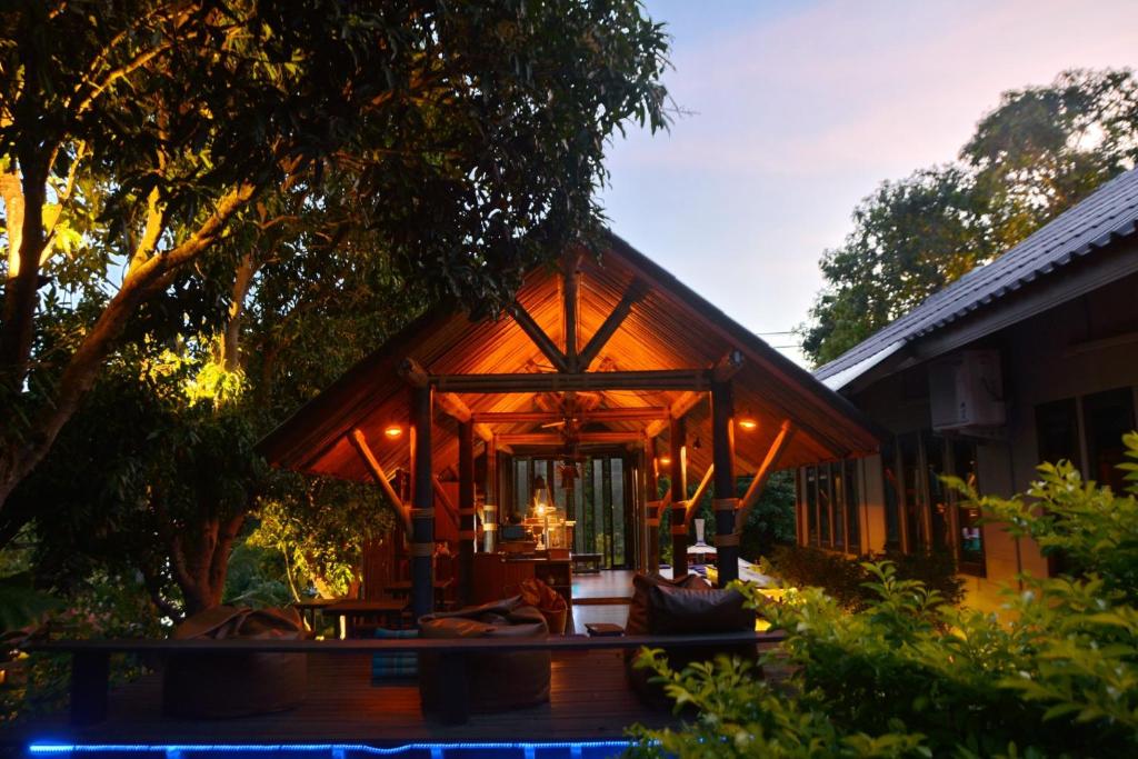 ランタ島にあるAha Lanta Cozy Hostelの小屋