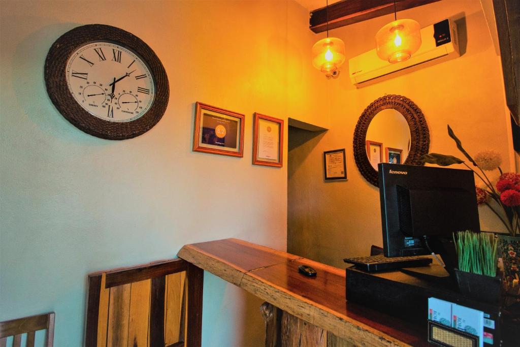 TV a/nebo společenská místnost v ubytování El Roble Hotel