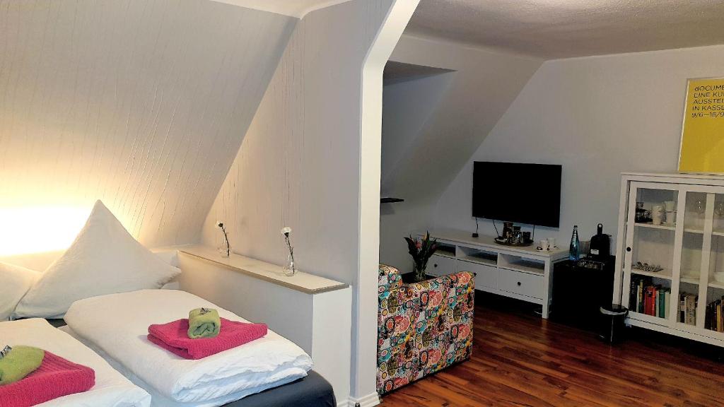 Habitación de hotel con cama y TV en Familienzimmer in Kassel en Kassel