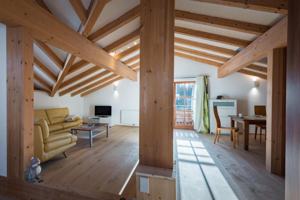 TV a/nebo společenská místnost v ubytování Alpinloft Tirol