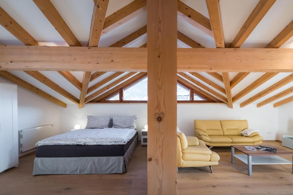 Postel nebo postele na pokoji v ubytování Alpinloft Tirol