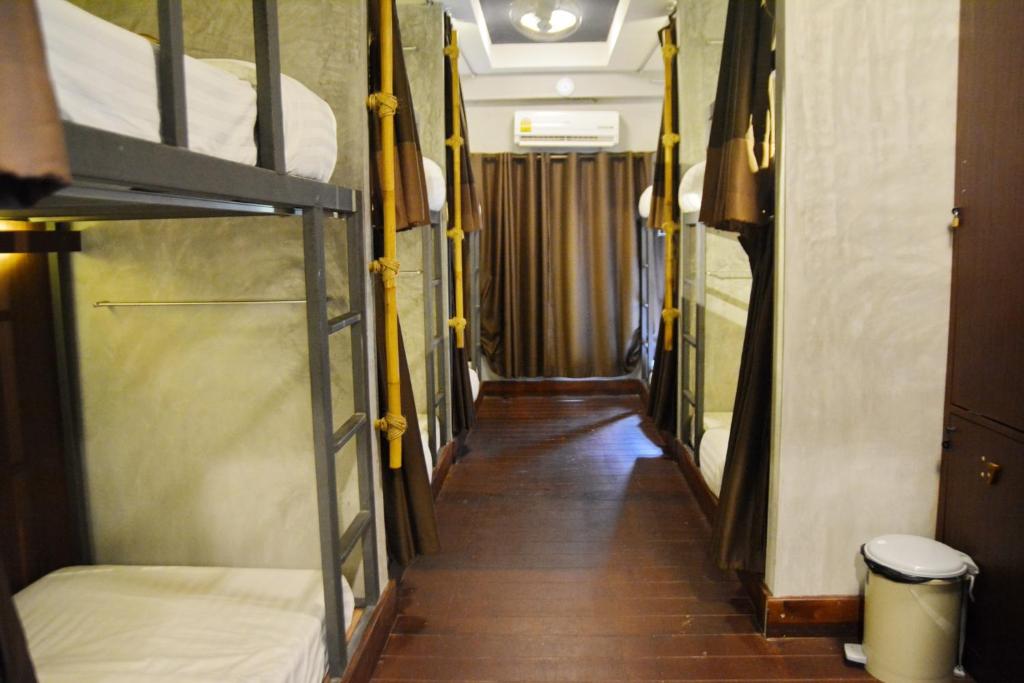 ランタ島にあるAha Lanta Cozy Hostelの二段ベッド2組が備わる客室の廊下