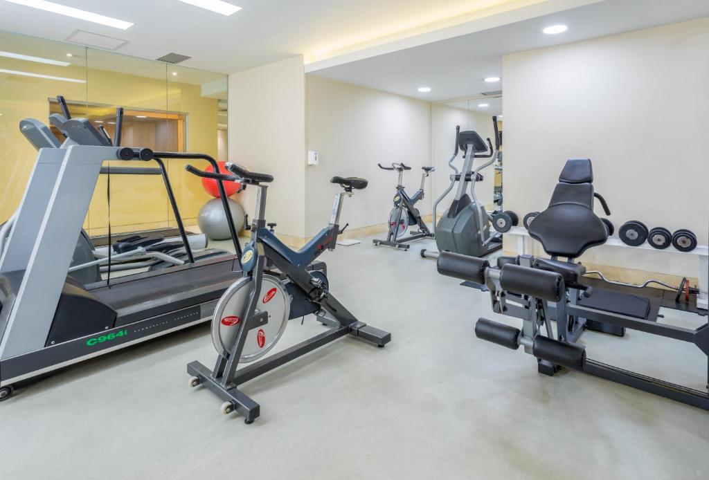 Fitness centrum a/nebo fitness zařízení v ubytování GHL Hotel Capital
