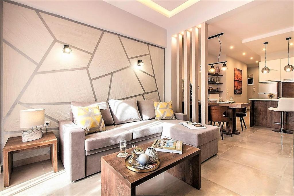 un soggiorno con divano e tavolo di Metro Apartment a Salonicco