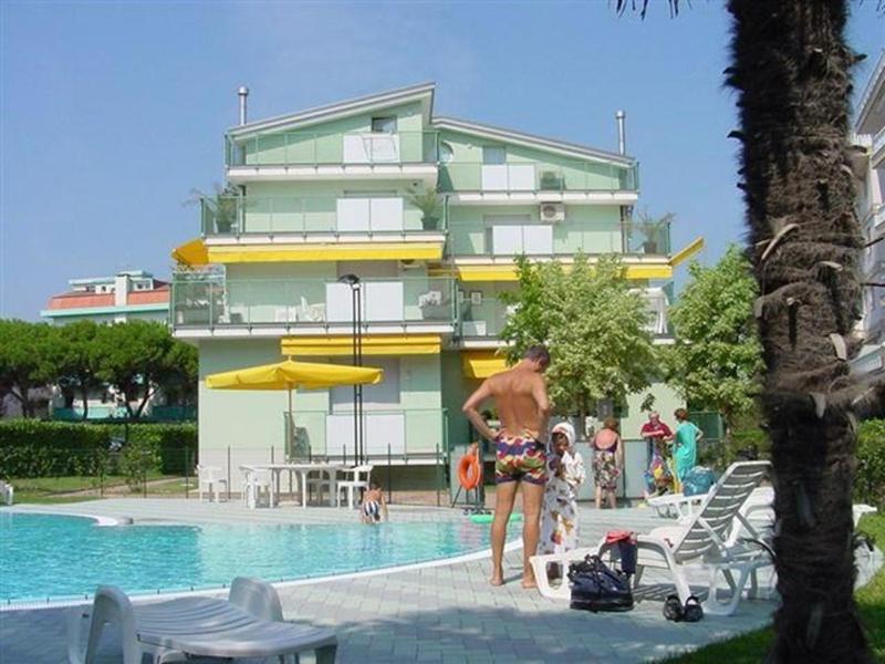 リド・ディ・イエゾロにあるApartment in Lido di Jesolo with One-Bedroom 1の水着姿の男