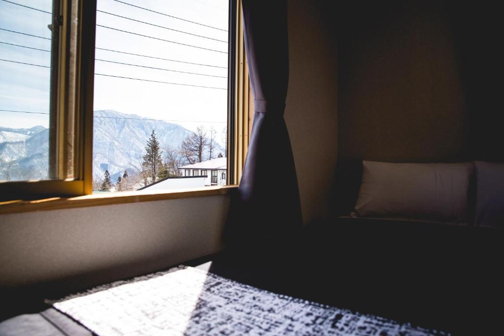 Nespecifikovaný výhled na hory nebo výhled na hory při pohledu z hostelu