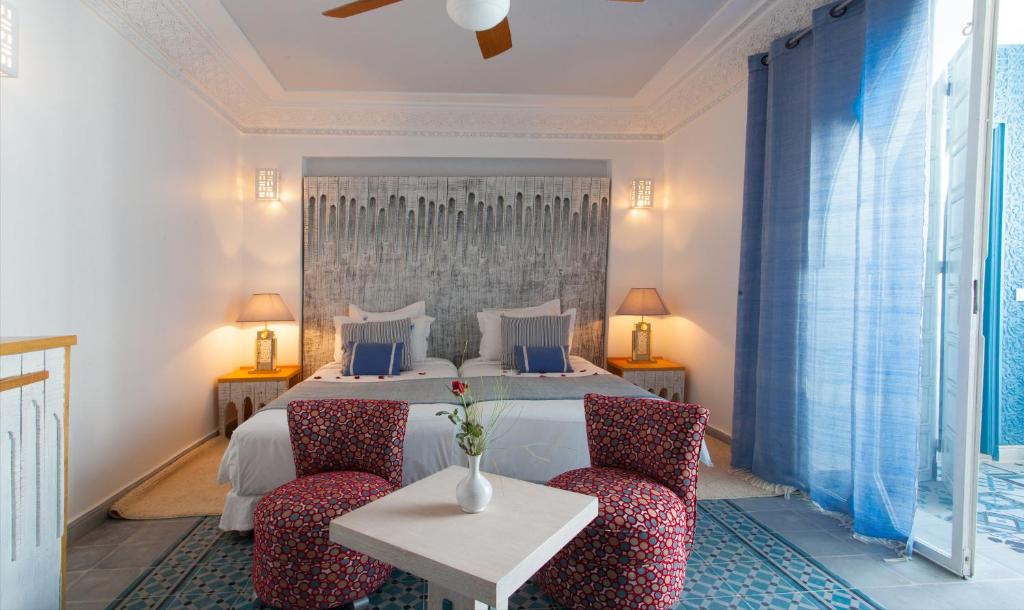 Postel nebo postele na pokoji v ubytování Riad Le Perroquet Bleu Suites & Spa