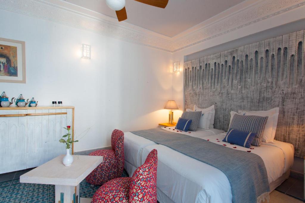 Postel nebo postele na pokoji v ubytování Riad Le Perroquet Bleu Suites & Spa