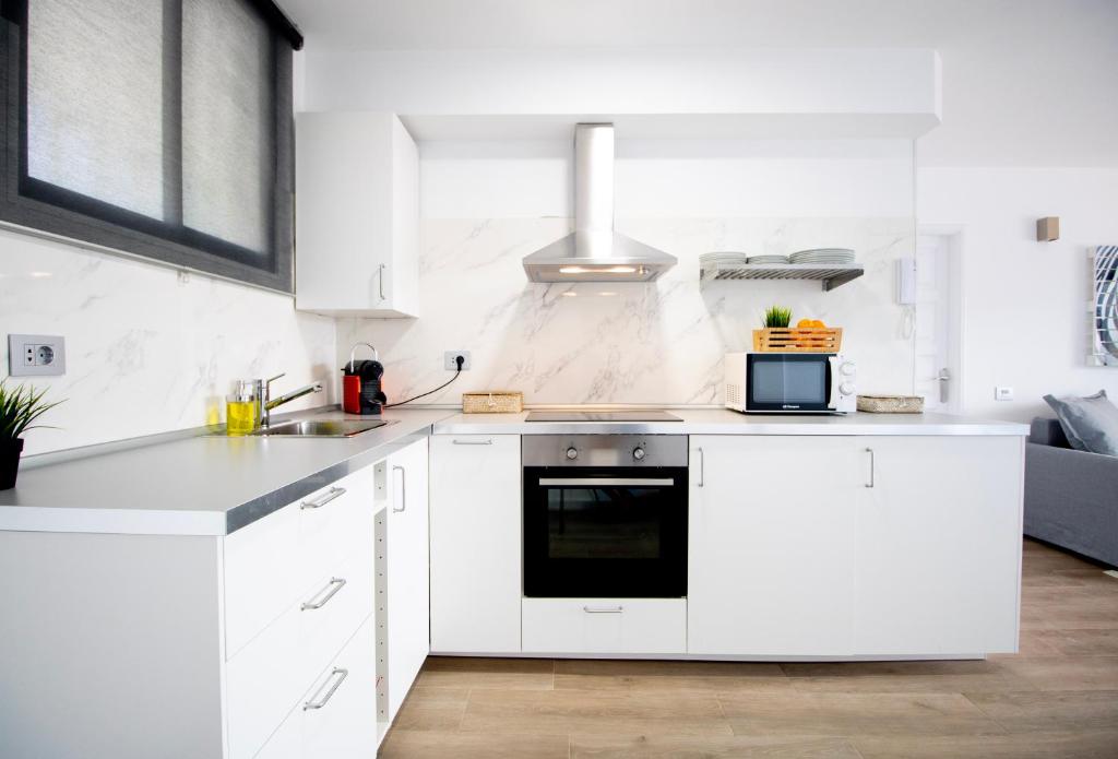 Kuchyň nebo kuchyňský kout v ubytování Tabaiba Premier Views Apartment