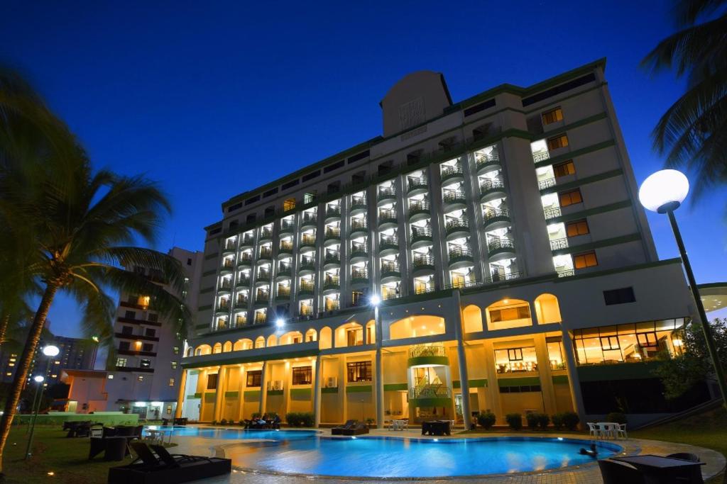 un gran edificio con una piscina frente a él en De Greenish Village Langkawi en Kuah