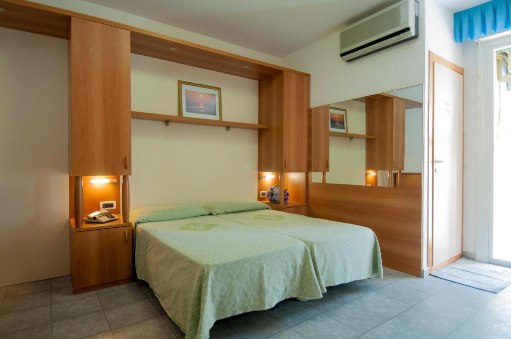 Postel nebo postele na pokoji v ubytování Hotel Ai Pini