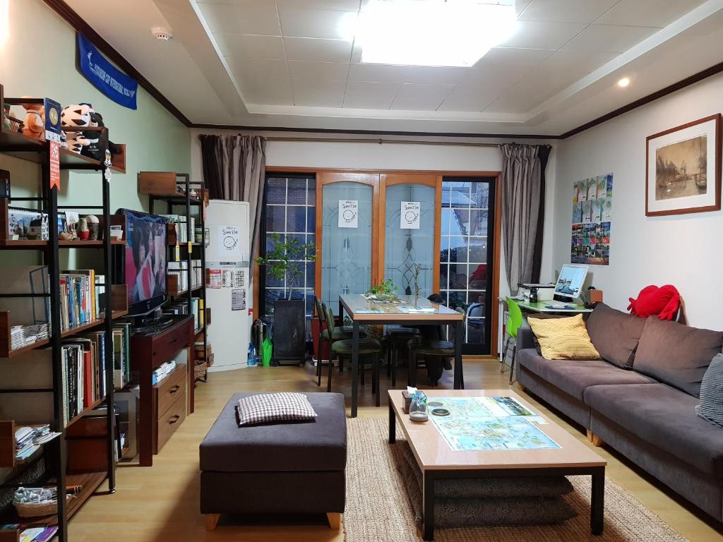 Posezení v ubytování Tongyeong Episode Guesthouse