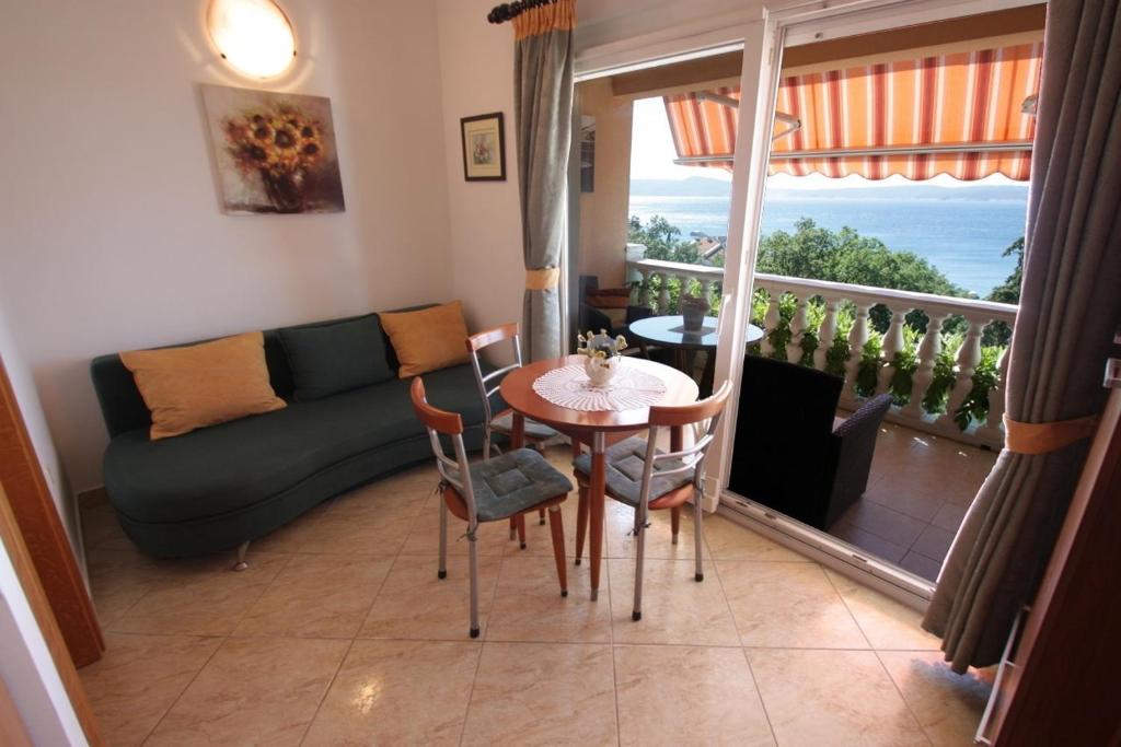 Posezení v ubytování One-Bedroom Apartment Crikvenica 50