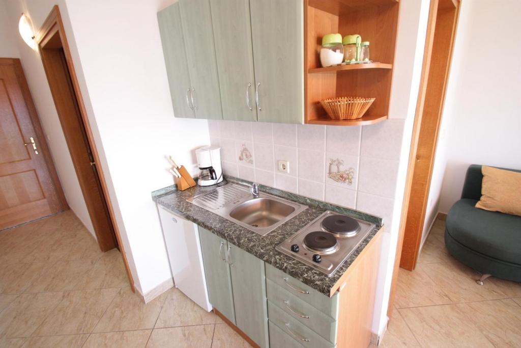 Kuchyň nebo kuchyňský kout v ubytování One-Bedroom Apartment Crikvenica 50