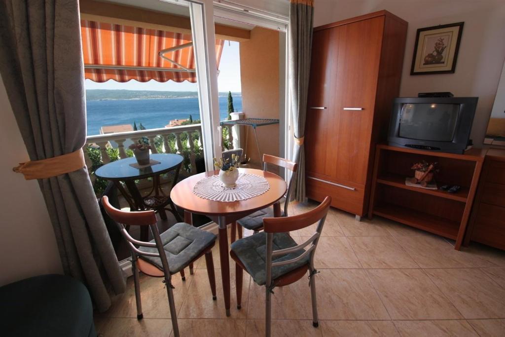 TV a/nebo společenská místnost v ubytování One-Bedroom Apartment Crikvenica 50