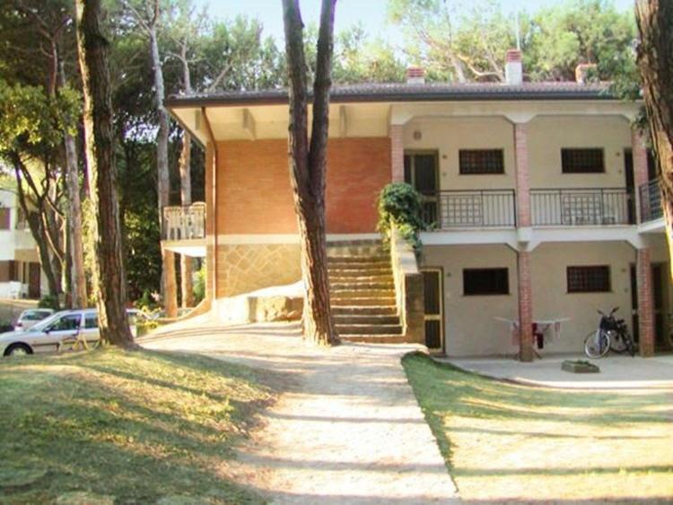 dom z samochodem zaparkowanym przed nim w obiekcie Apartment Rosolina Mare 34 w mieście Rosolina Mare