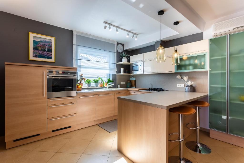 a kitchen with wooden cabinets and a counter top at Pansion Tina in Šilo