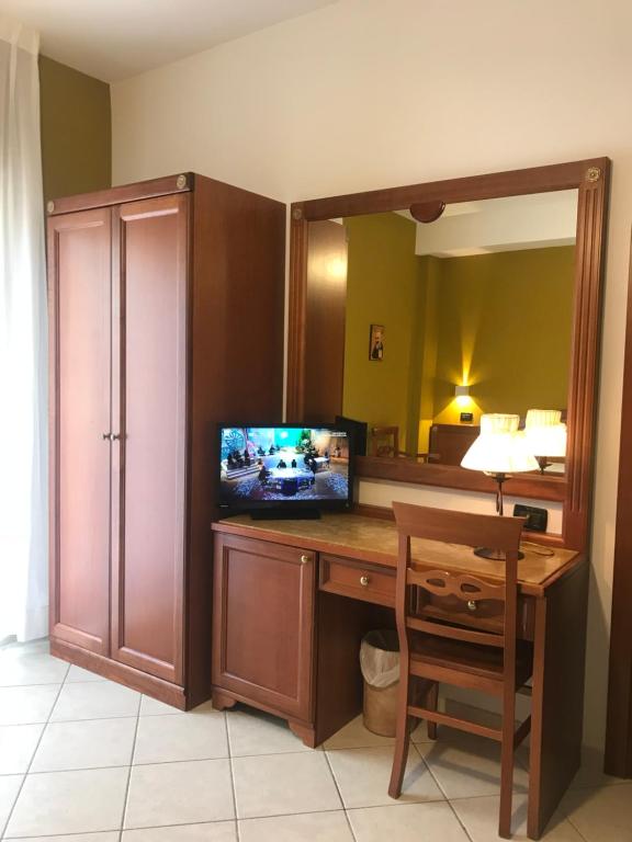 TV a/nebo společenská místnost v ubytování Hotel Parco Delle Rose