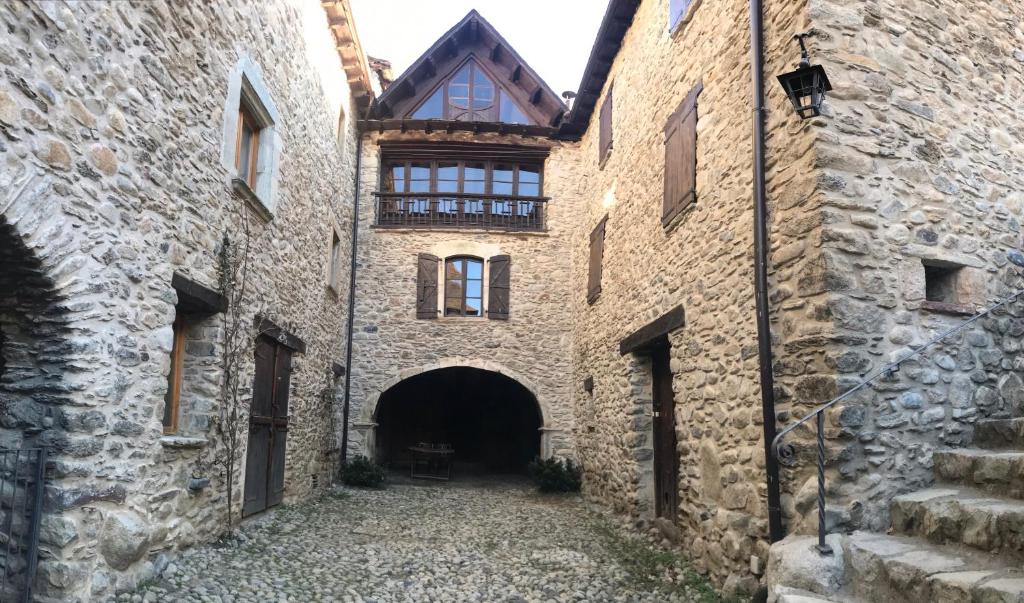 an alleyway in an old stone building with a tunnel at Casa Mingot SXVI Anciles Benasque in Anciles