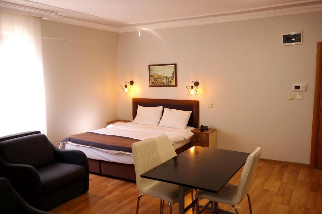 une chambre d'hôtel avec un lit et une table dans l'établissement Sheriff Residence, à Istanbul