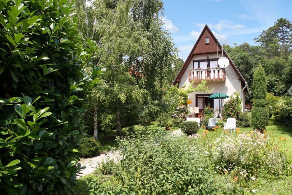 einen Garten vor einem Haus in der Unterkunft Holiday home in Vonyarcvashegy 20268 in Balatongyörök