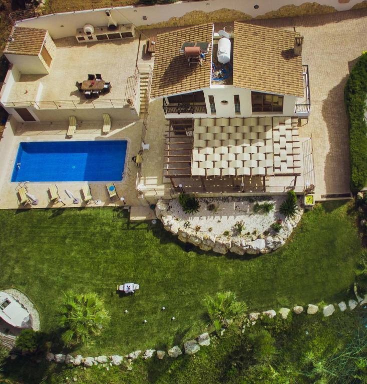 Bazén v ubytování Kallinousa Beach Villa nebo v jeho okolí