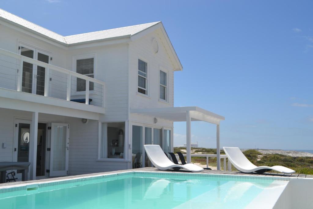 Casa con piscina y 2 tumbonas en Pearl Bay Beach Home, en Yzerfontein