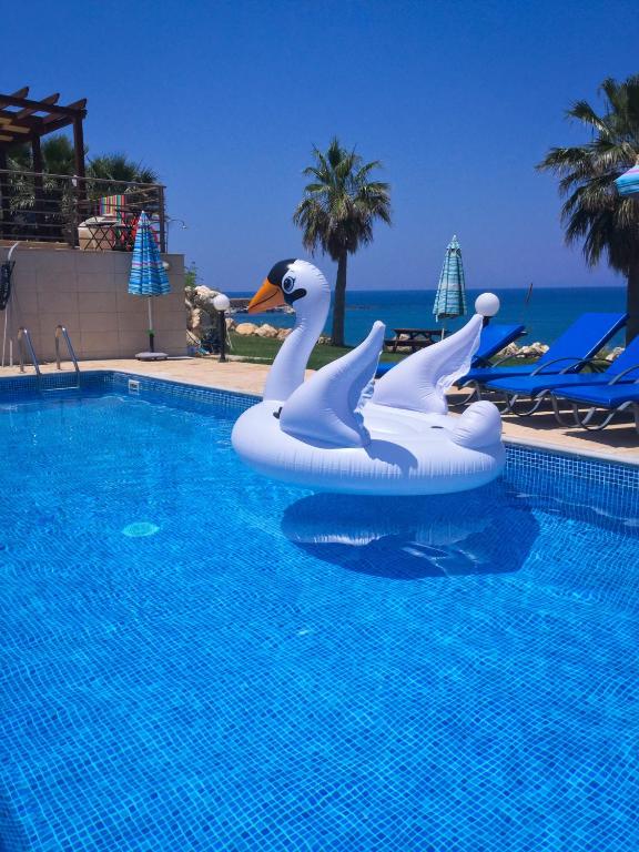 Bazén v ubytování Kallinousa Beach Villa nebo v jeho okolí