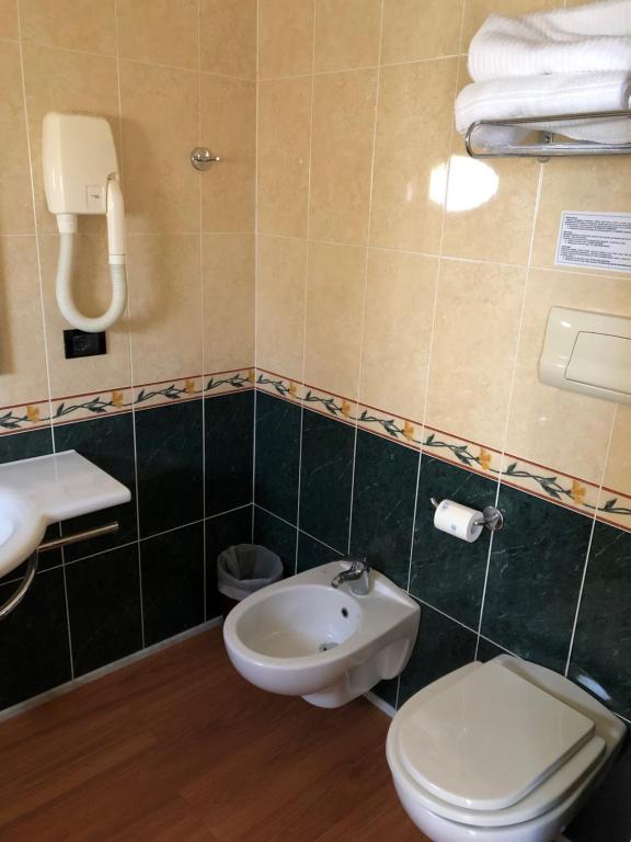 a bathroom with a toilet and a sink at Hotel Di Stefano in Pisa
