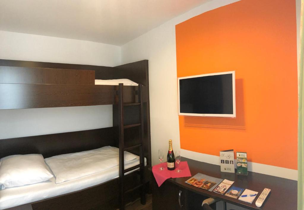 Postel nebo postele na pokoji v ubytování Hotel König