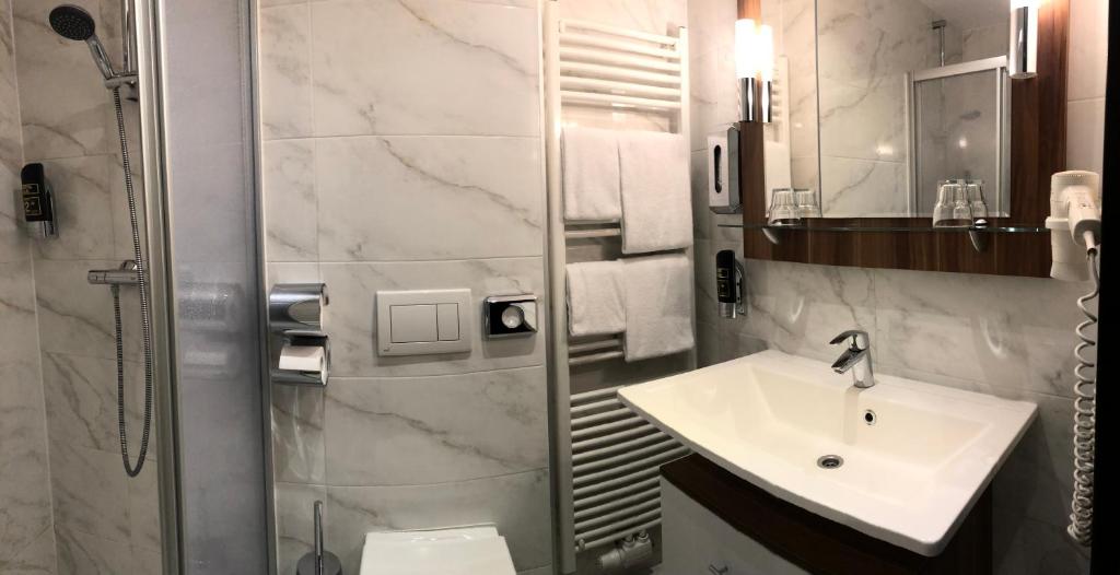 Koupelna v ubytování Hotel König