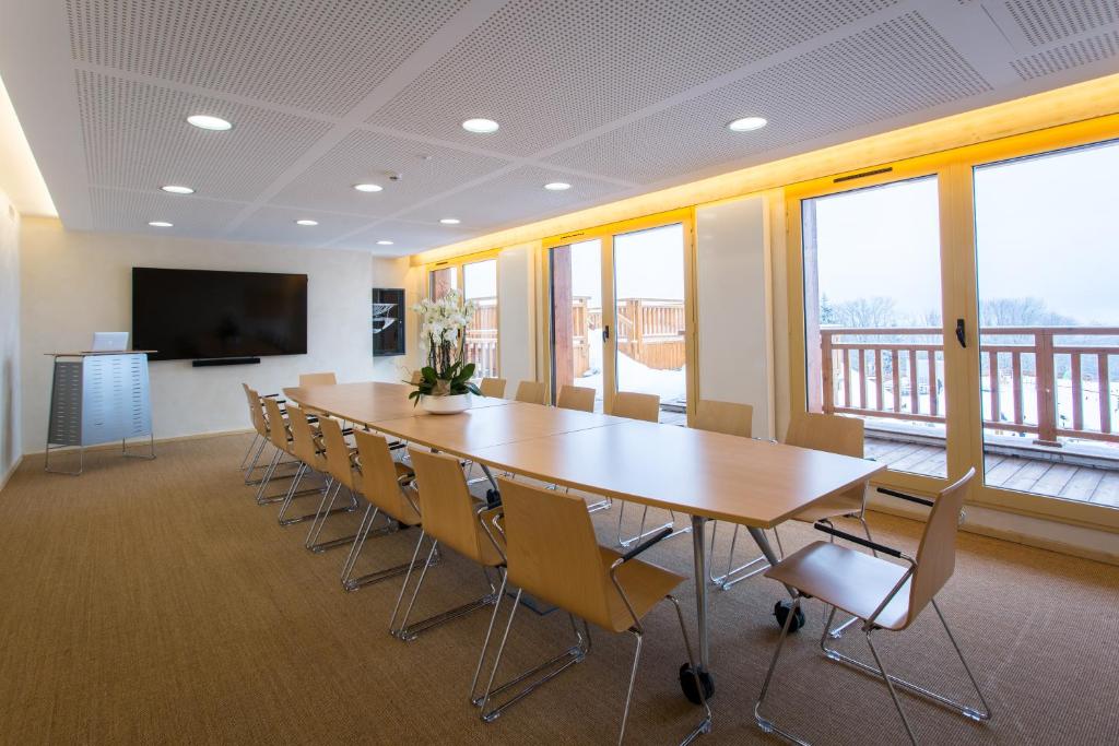 TV a/nebo společenská místnost v ubytování Hotel Restaurant Mont Champ du Feu