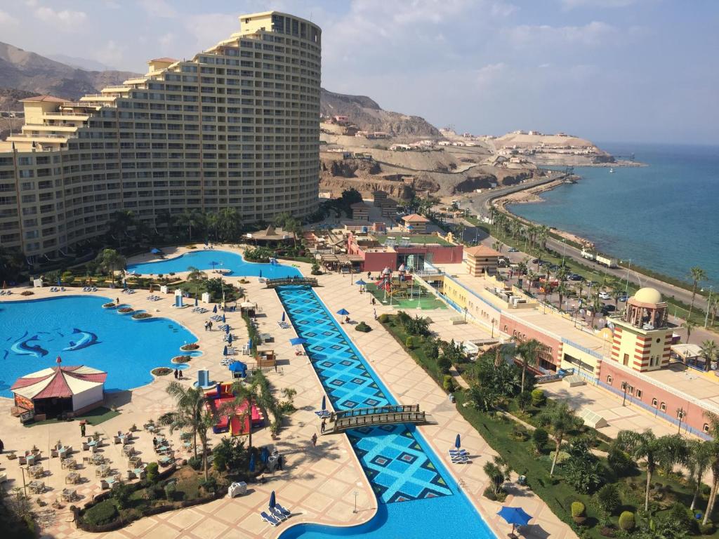 uma vista aérea de um resort com uma piscina em Hotel apartments - porto el sokhna - family only em Ain Sokhna