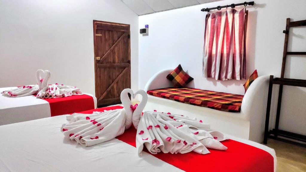 Postel nebo postele na pokoji v ubytování Roshanne Beach Resort