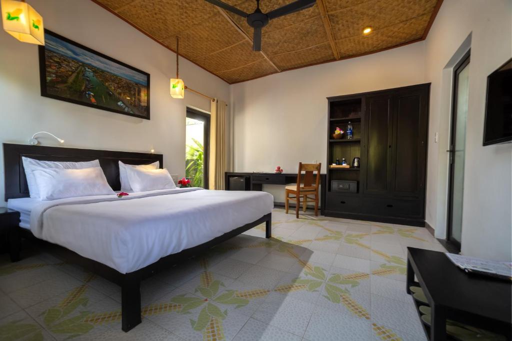 Postel nebo postele na pokoji v ubytování Hoi An Corn Riverside Villa