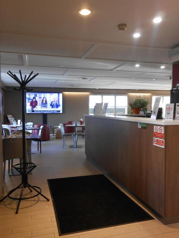 TV a/nebo společenská místnost v ubytování Hôtel Restaurant Campanile Aurillac