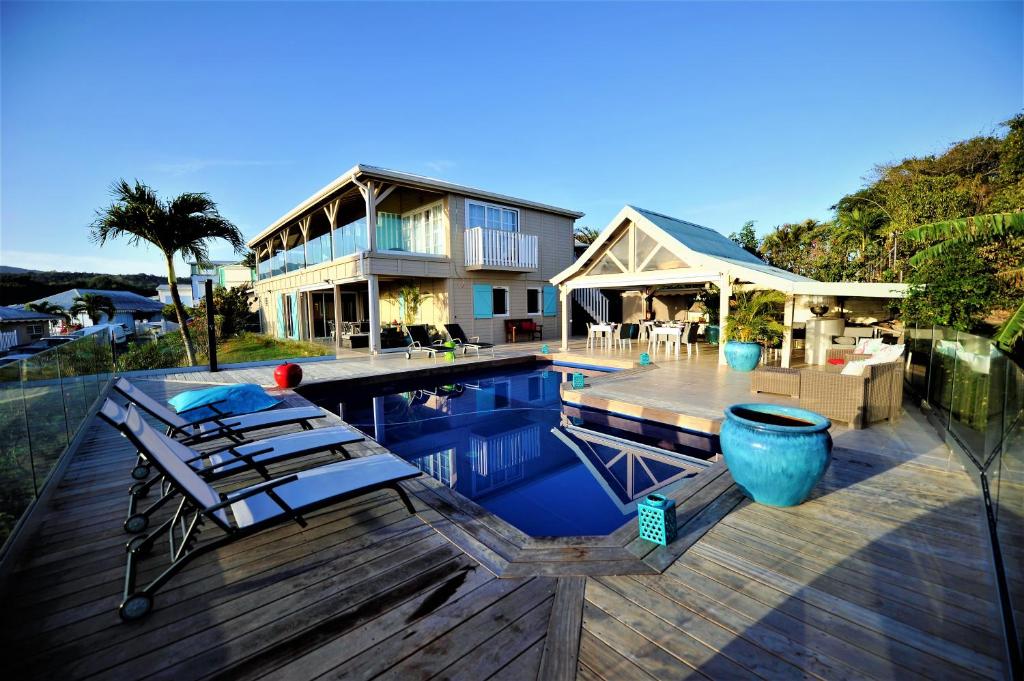 uma casa com piscina em frente a uma casa em THE BAHI VILLA - Adults Only B&B em Les Trois-Îlets