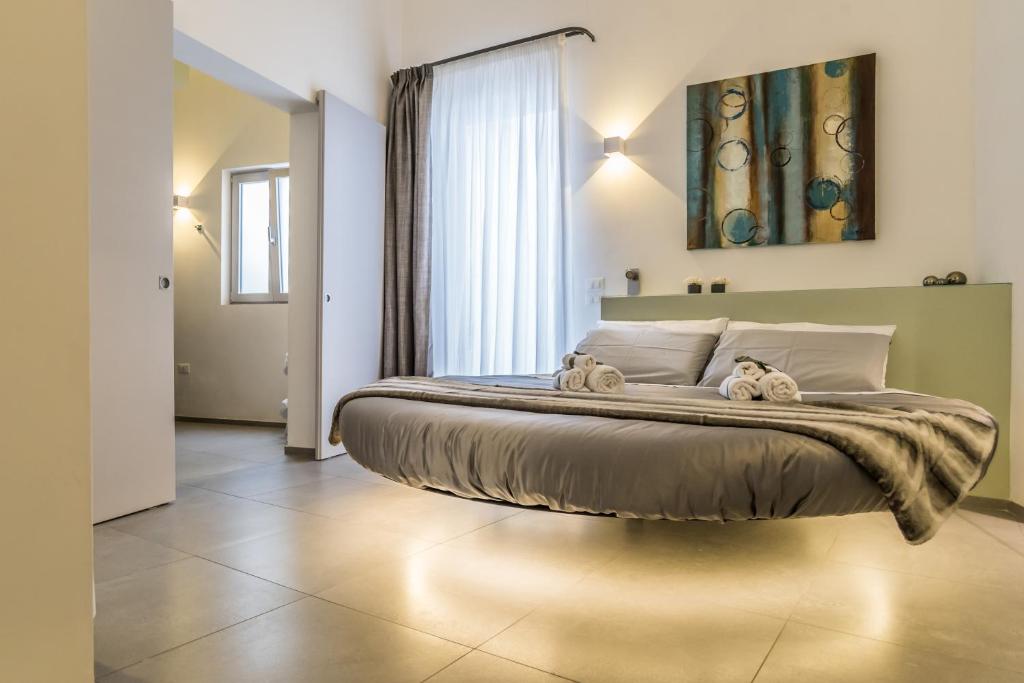 Un dormitorio con una cama grande con dos animales de peluche. en Elle Suite, en Lecce