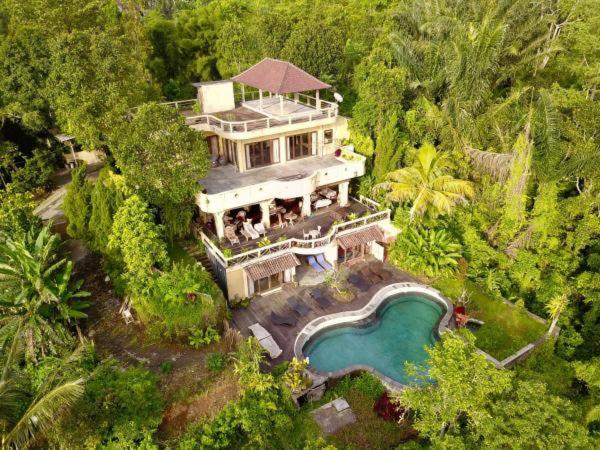 una vista aérea de una casa grande con piscina en DWan Tea Mountain Side, en Jatiluwih