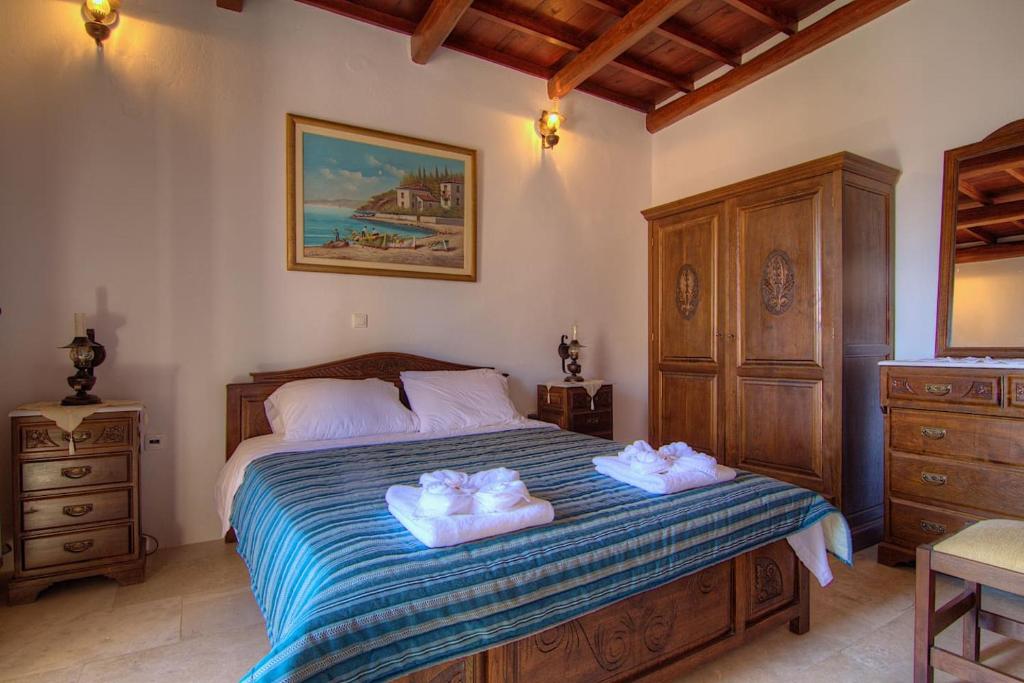 a bedroom with a bed with two towels on it at Palazzo Di Acqua in Atsipopoulo