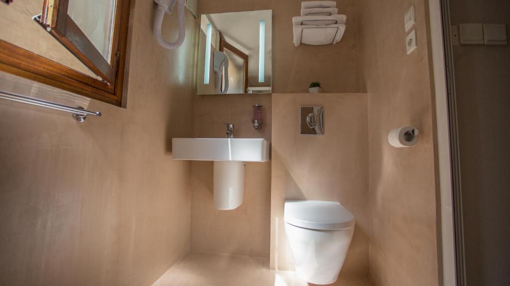 Koupelna v ubytování Hôtel Napoléon