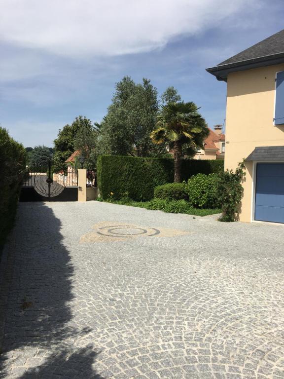 a cobblestone driveway in front of a house at AU BONHEUR in Idron