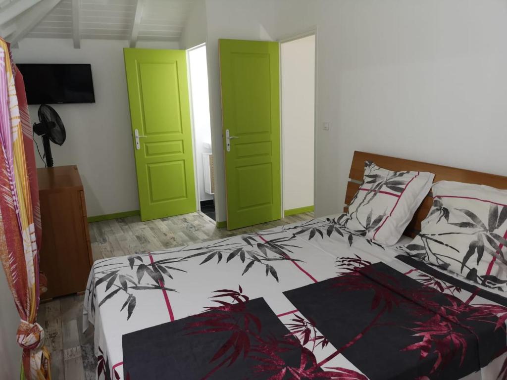 a bedroom with two green doors and a bed at Beau duplex in Trois-Rivières