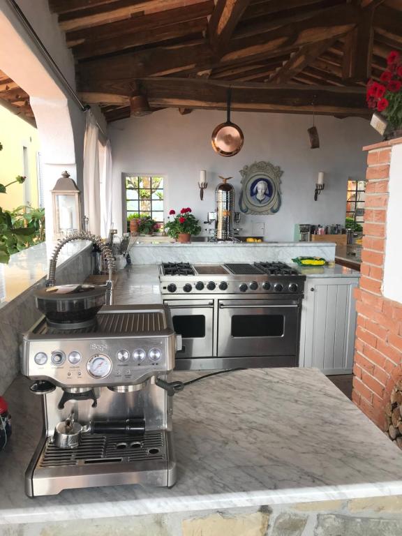 Kuchyň nebo kuchyňský kout v ubytování Villa Colletto